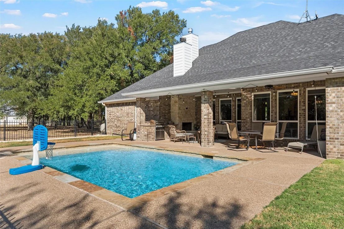 Photo of 580 Whispering Oaks