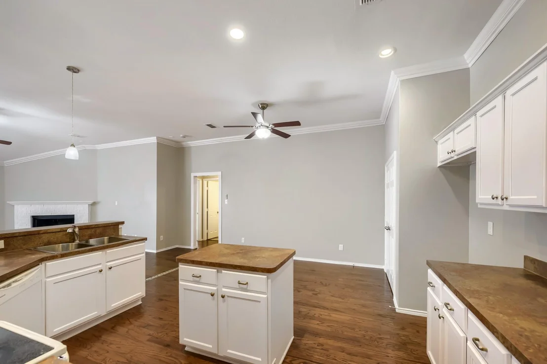 Photo of 915 Hidden Oaks Drive