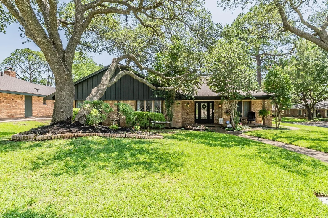 Photo of 2211 Midhurst Drive