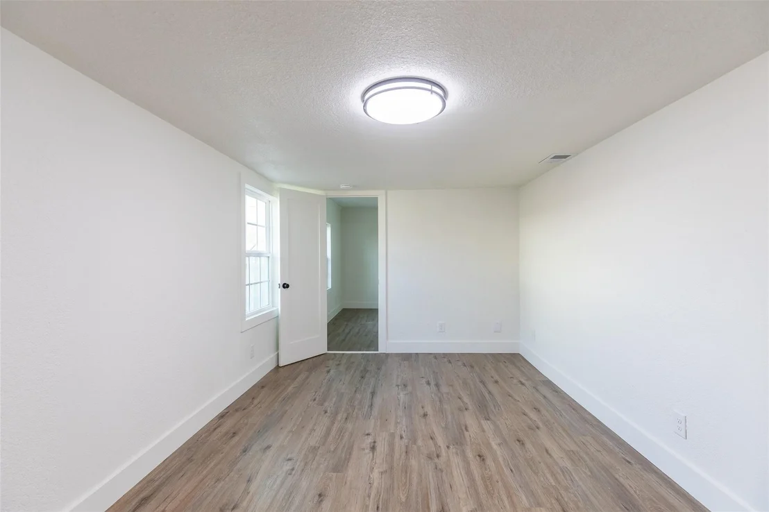 Photo of 909 Lane Avenue