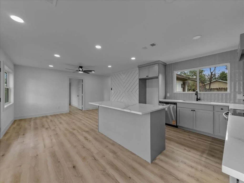Photo of 802 Nl Robinson Drive