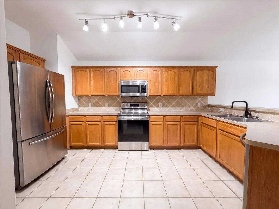 Photo of 905 Acacia Drive