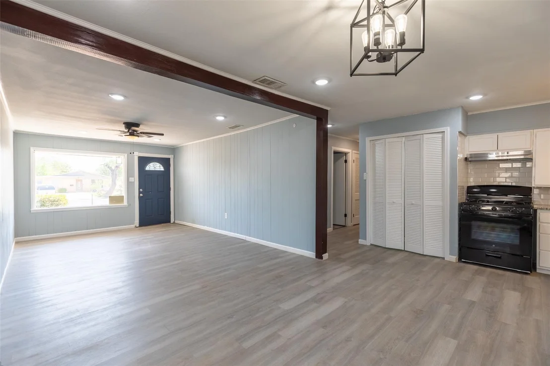 Photo of 2142 N Mockingbird Lane