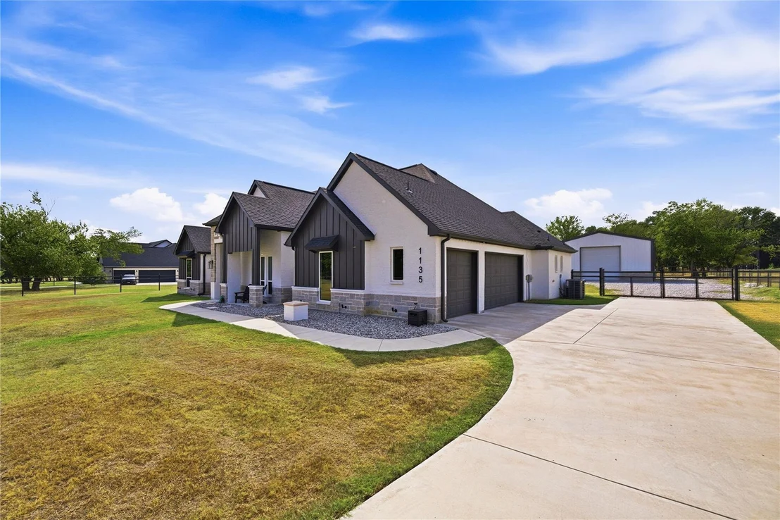 Photo of 1135 Paradise Parkway