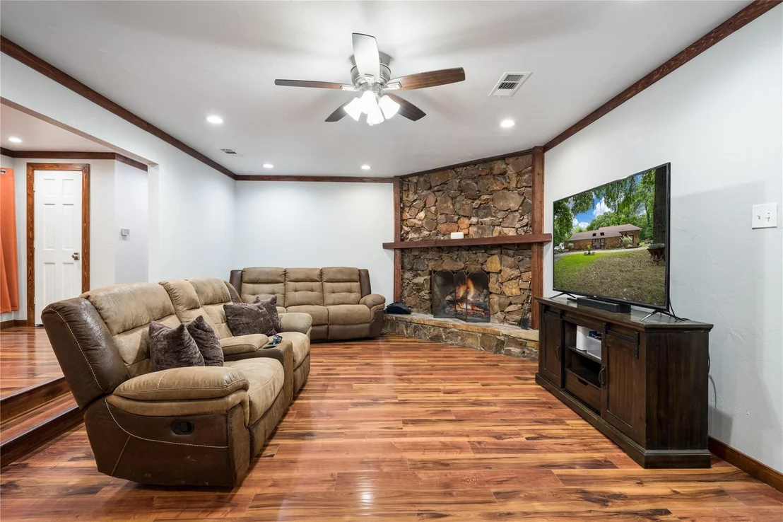 Photo of 207 Shadowwood Trail
