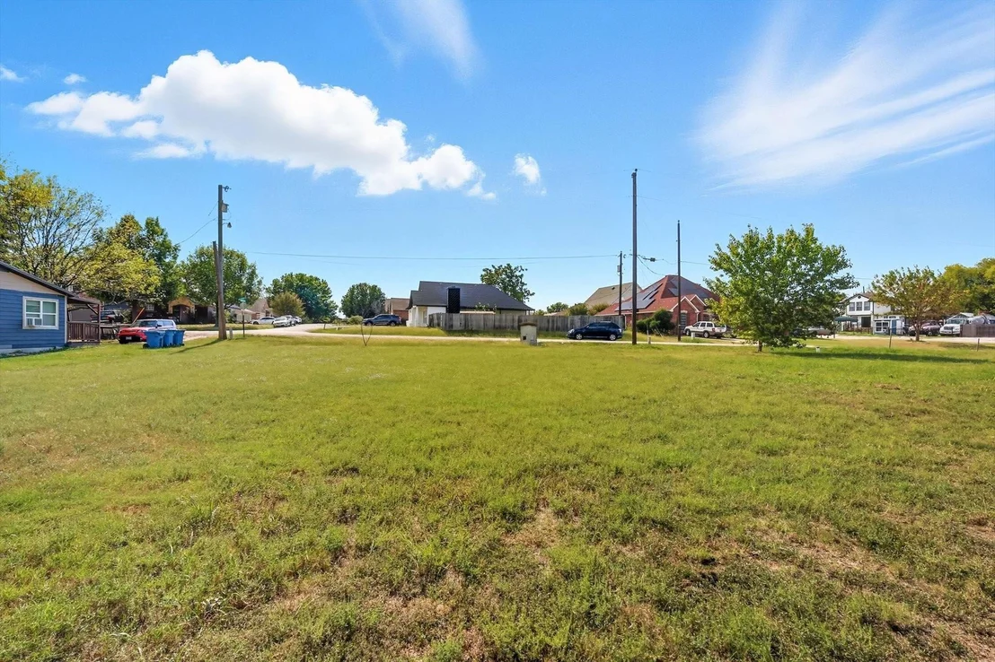 Photo of 869 Lakeside Drive