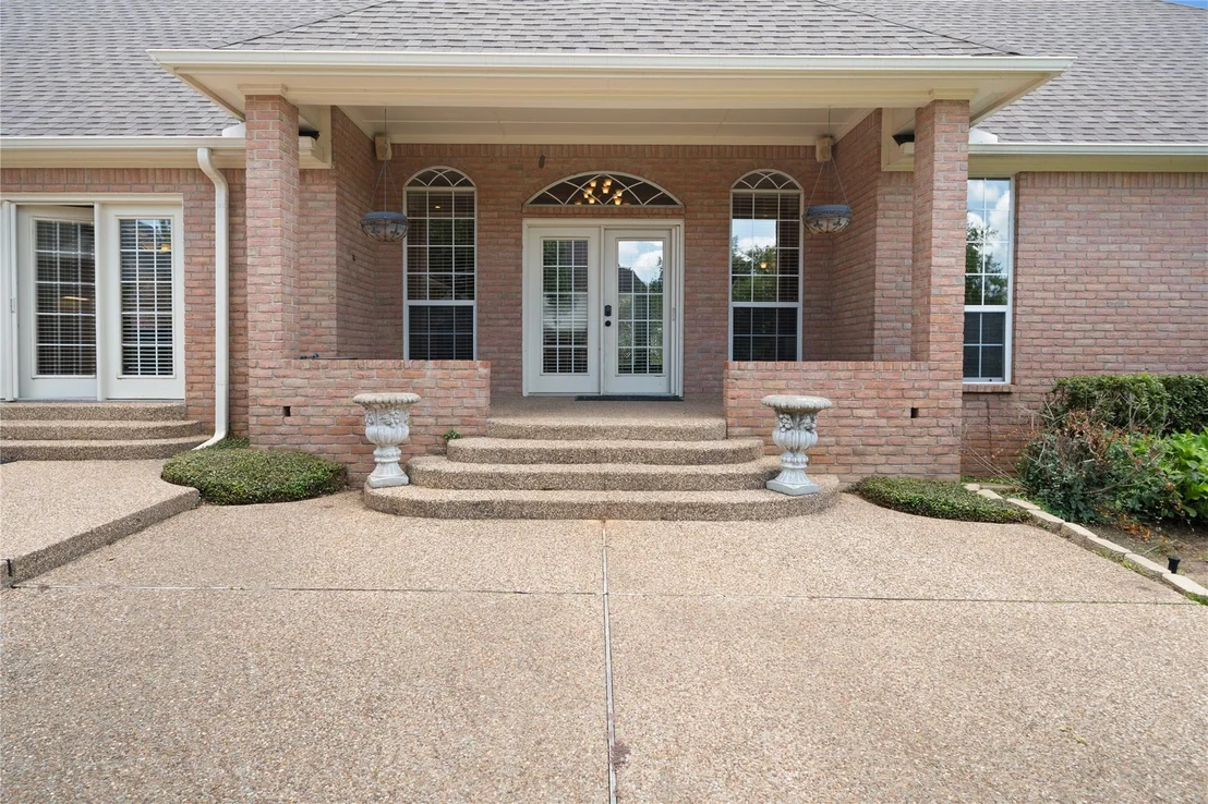 Photo of 7402 Hollytree Drive