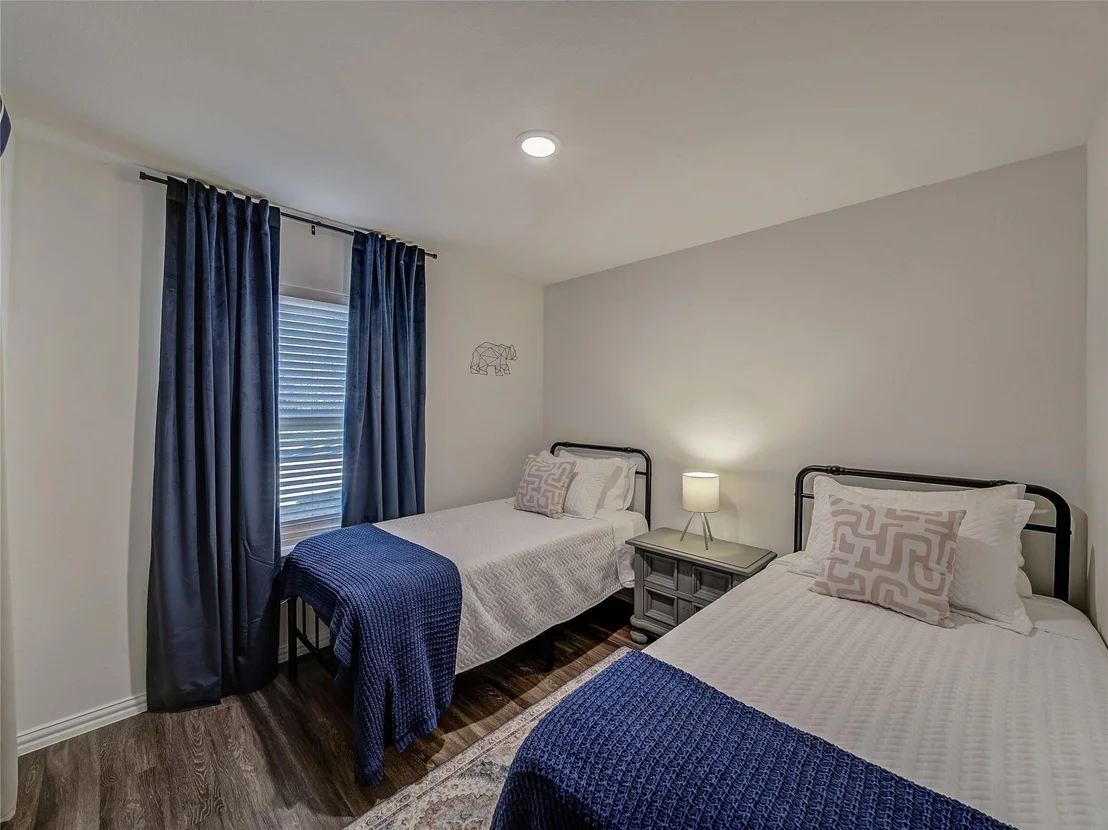 Photo of 921 W 9th Street