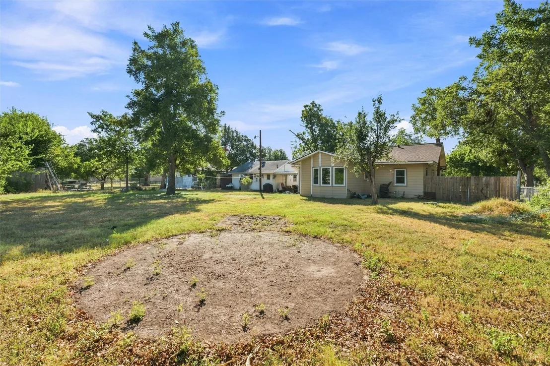 Photo of 202 E Avenue E