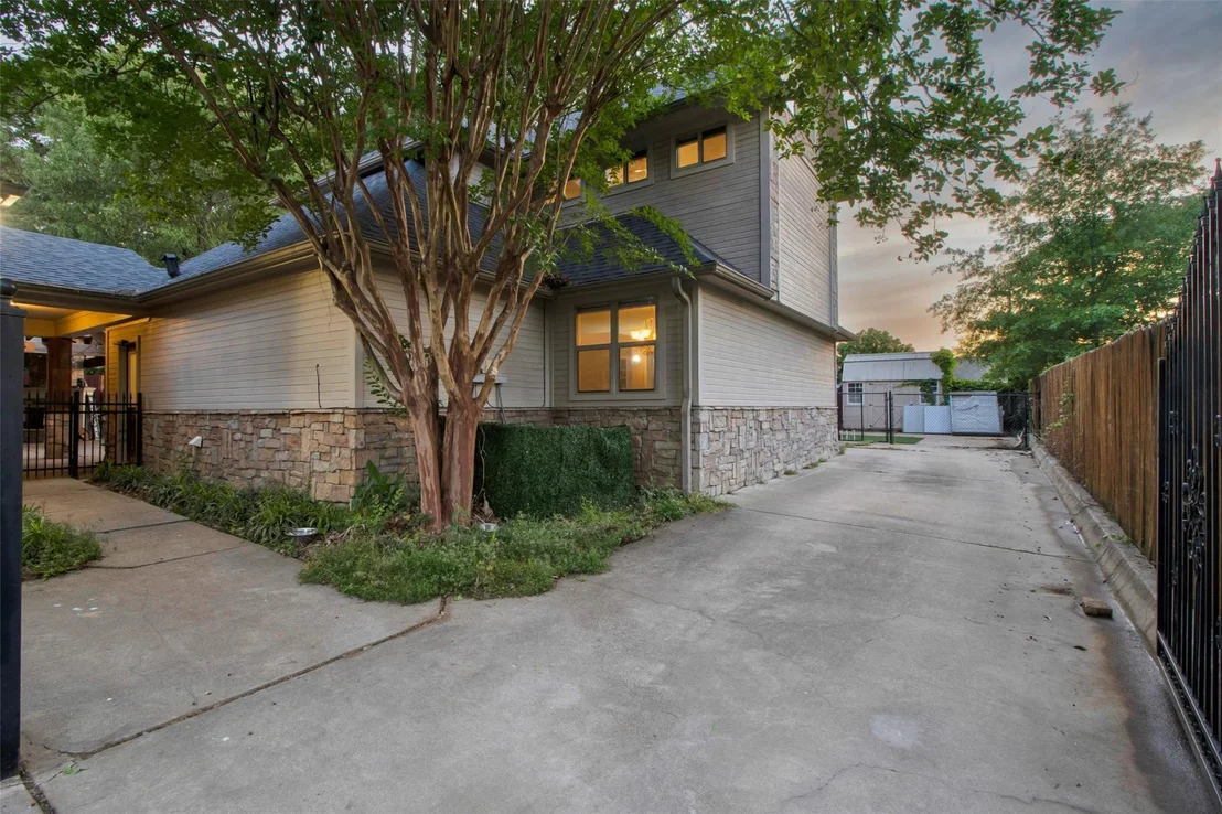 Photo of 3815 Holly Ridge Drive