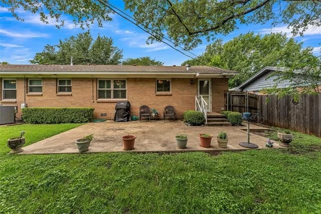 Photo of 1325 Royal Oaks Drive