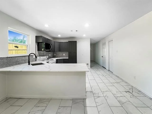 Photo of 2150 Kansas Street