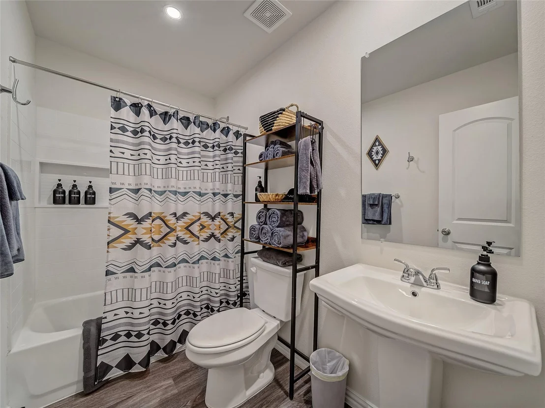 Photo of 921 W 9th Street