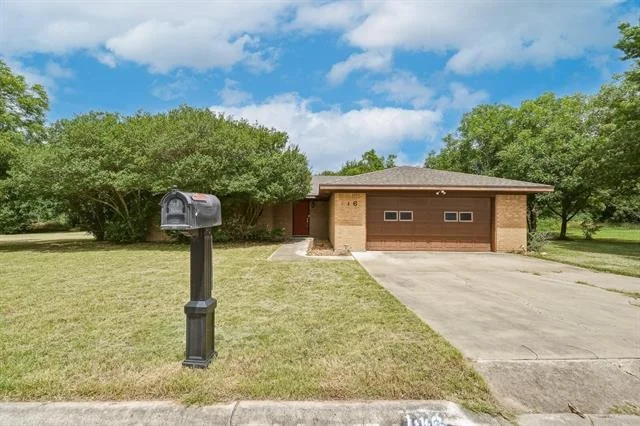 Photo of 116 Greentree Cir