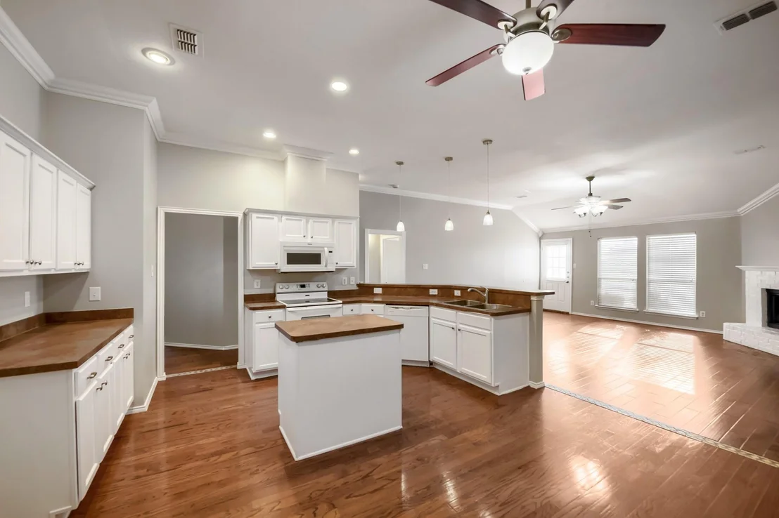Photo of 915 Hidden Oaks Drive