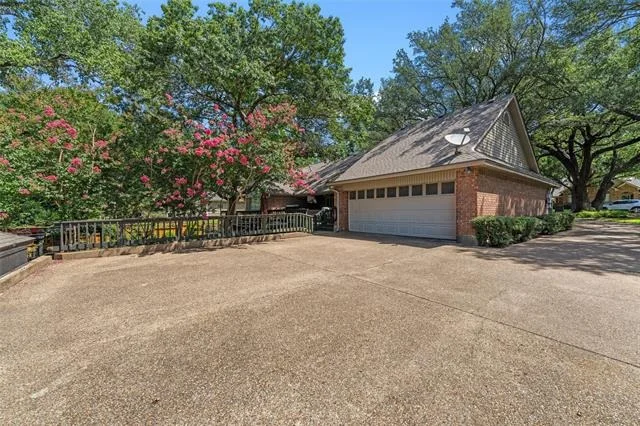 Photo of 3000 Chimney Hill Drive