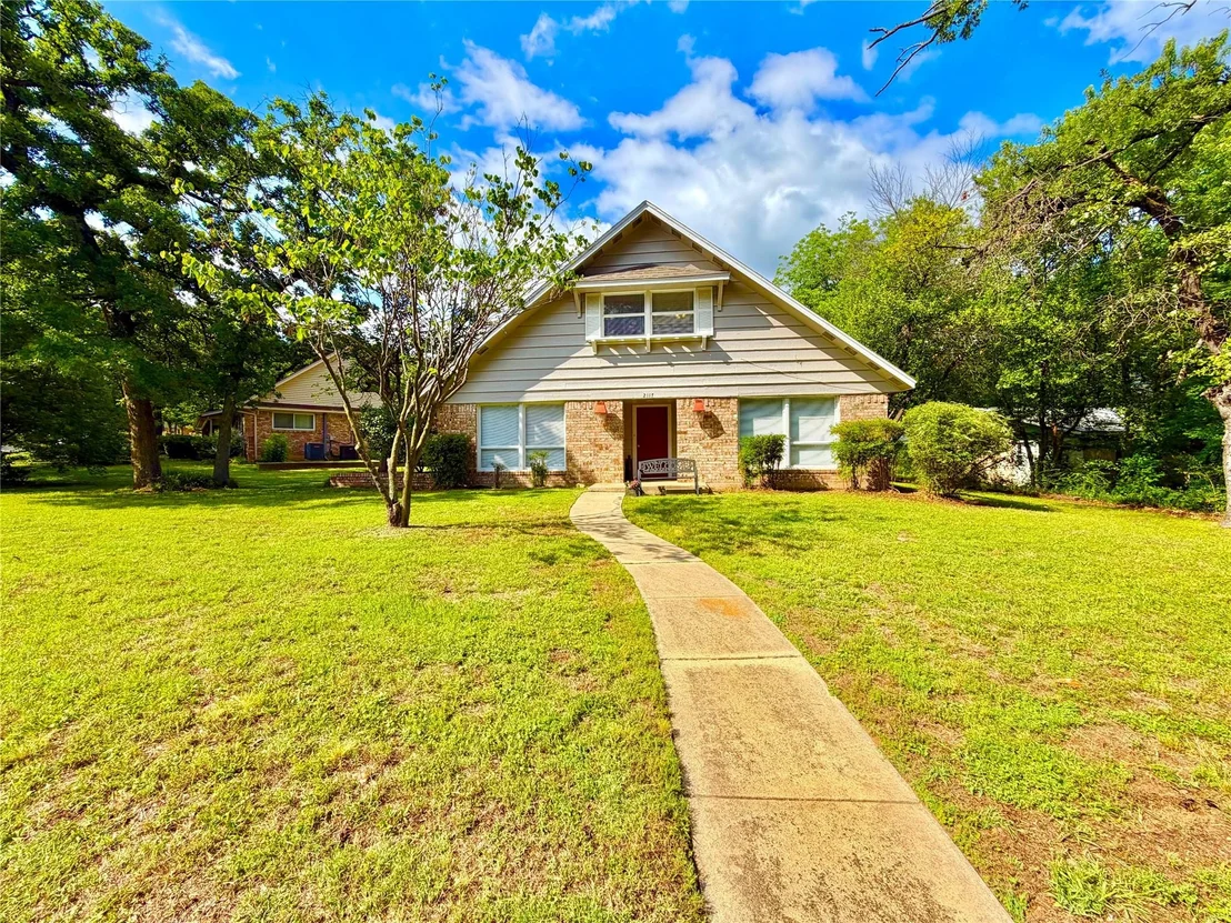 Photo of 2117 Foxcroft Circle