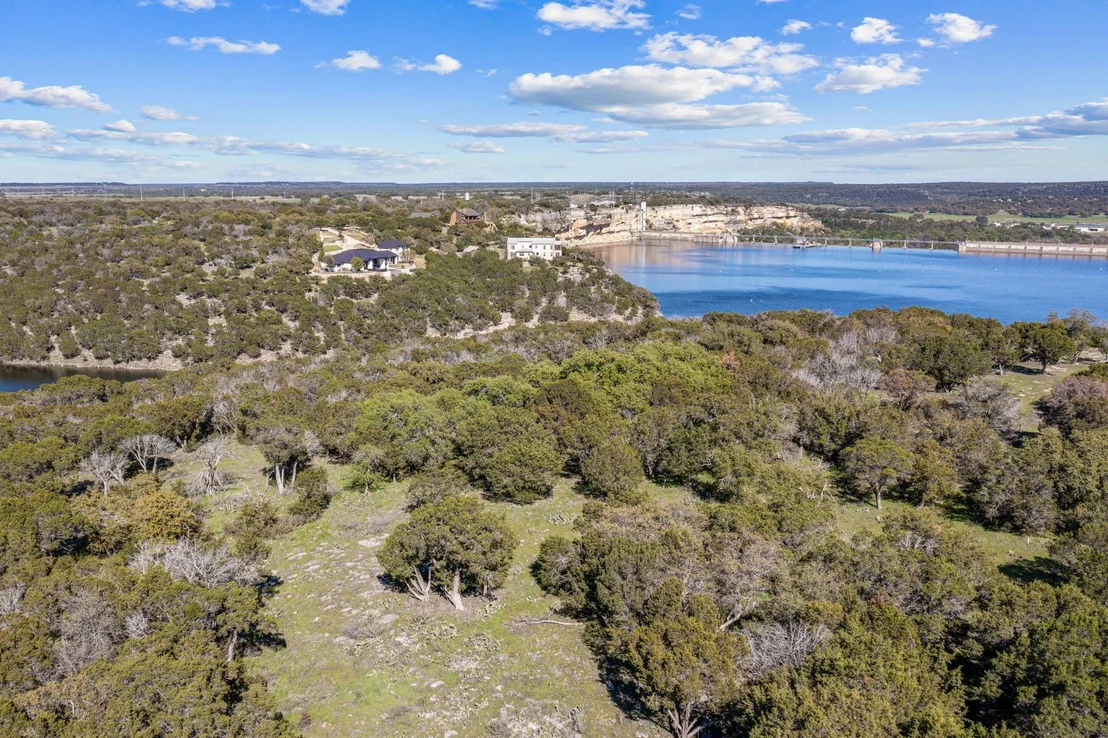 Photo of 1021 Lakeside Lane