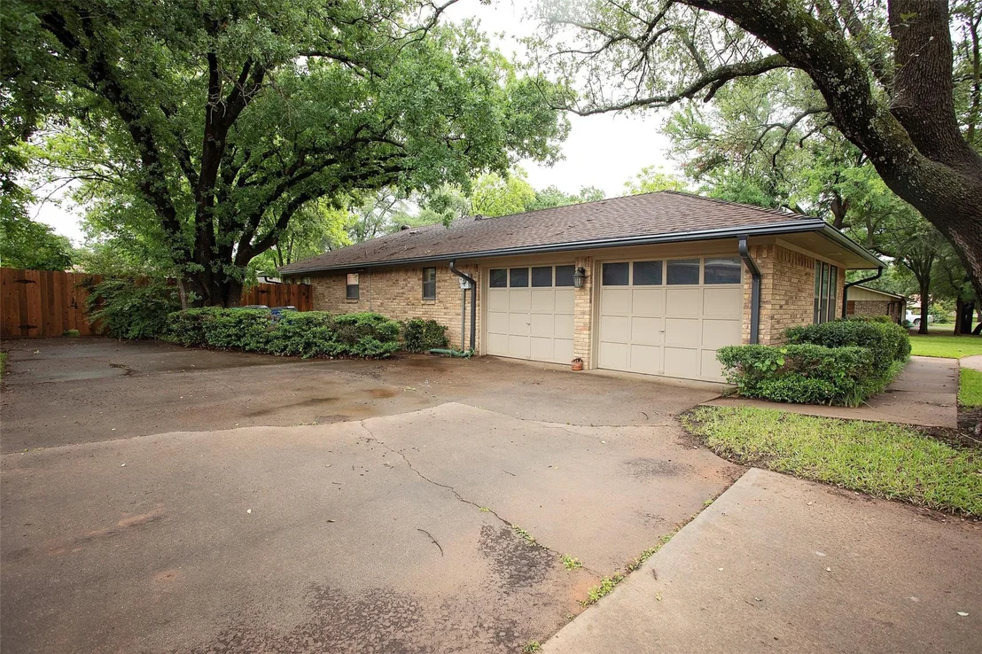 Photo of 1305 Cliff Drive