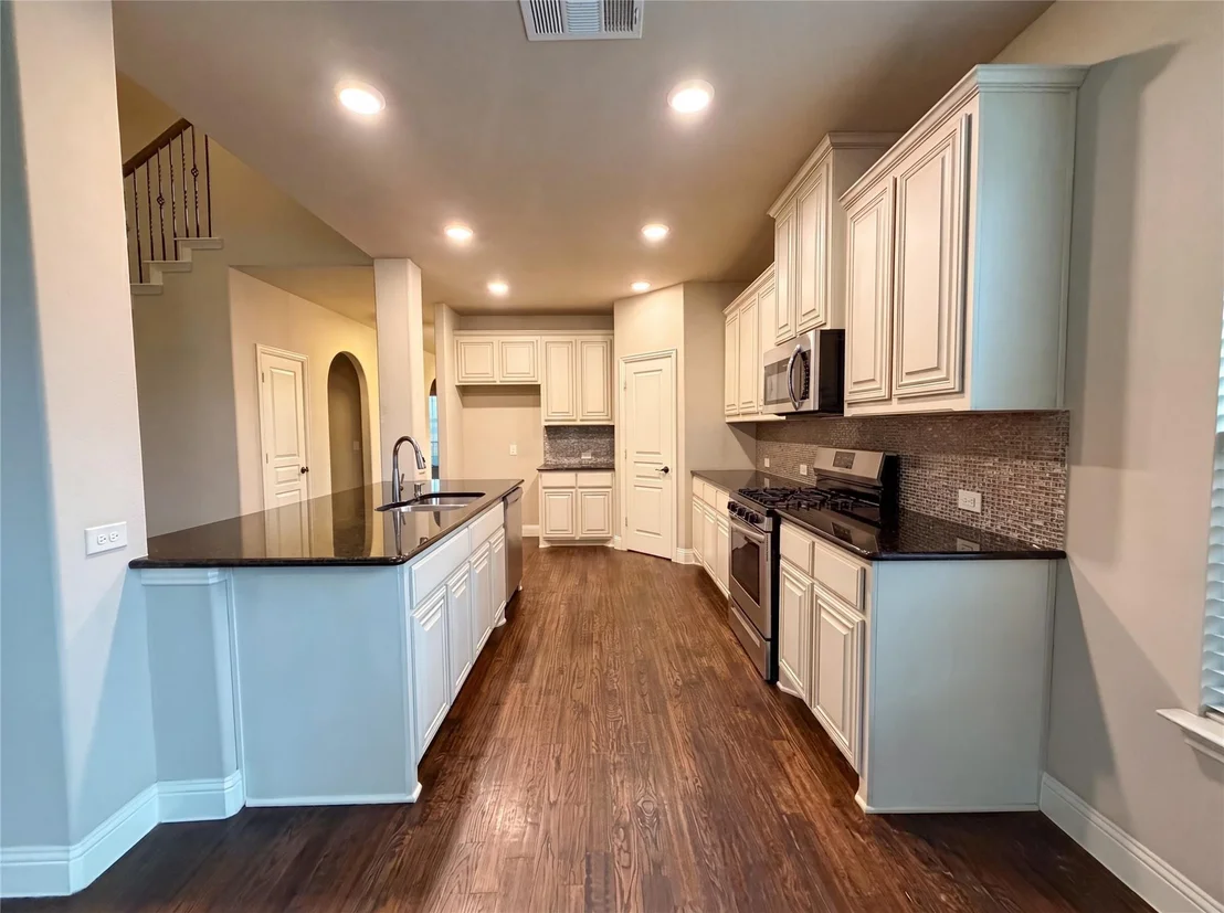 Photo of 725 Lyndhurst Drive