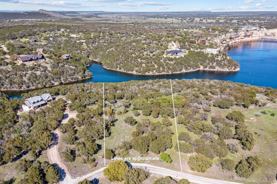 Photo of 1021 Lakeside Lane