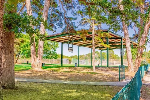Photo of 321 Lakeview Drive