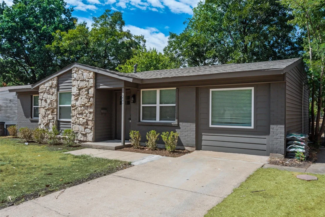 Photo of 409 Birchwood Circle