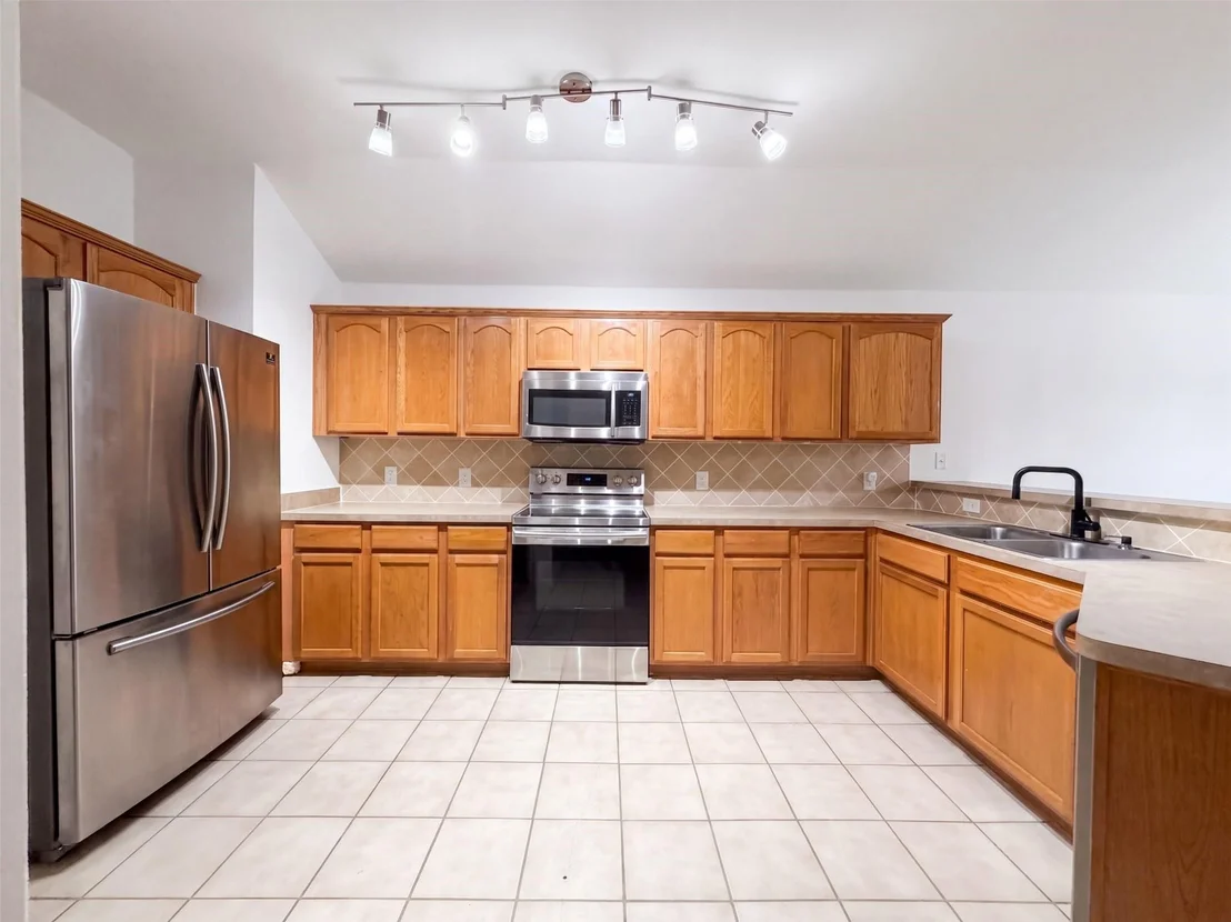 Photo of 905 Acacia Drive