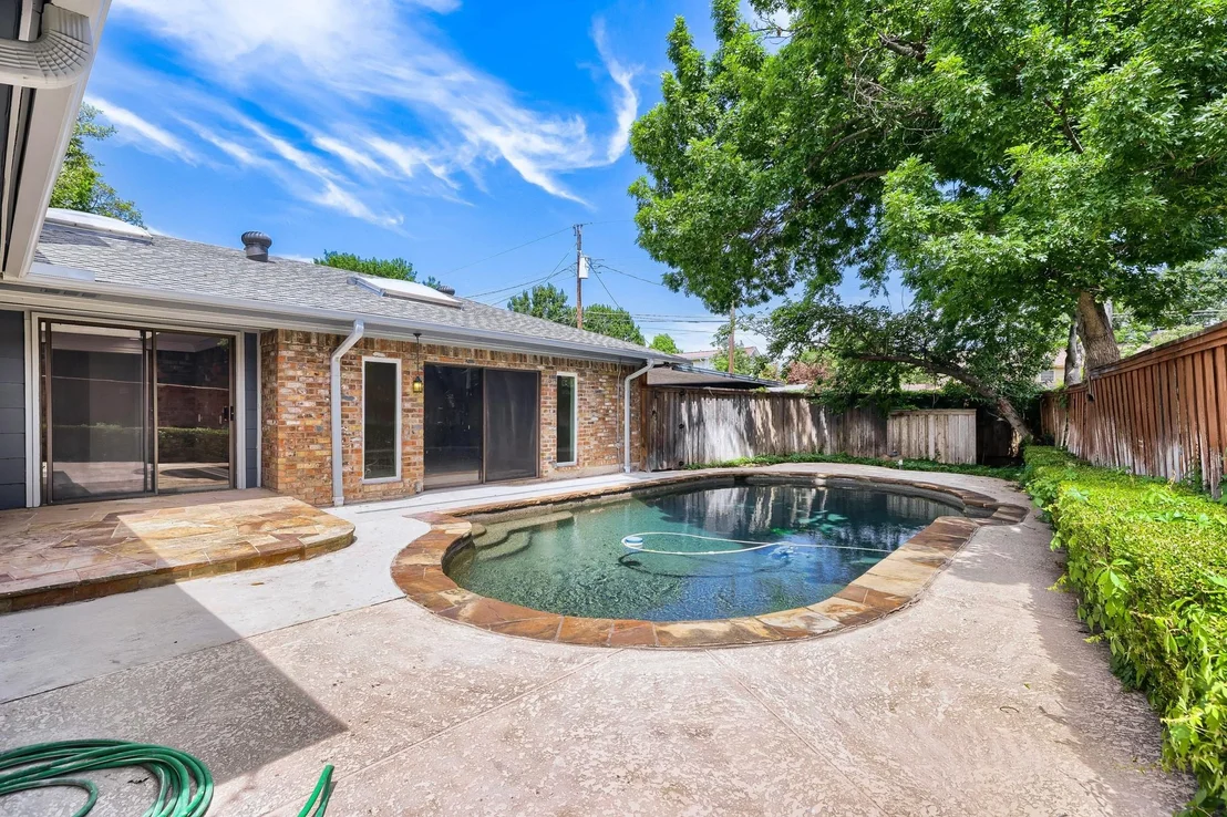 Photo of 1414 Dumont Drive