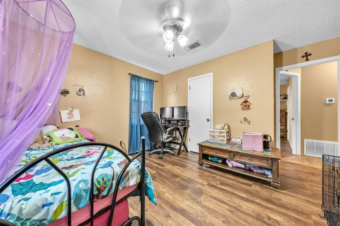 Photo of 190 Crowfoot Lane