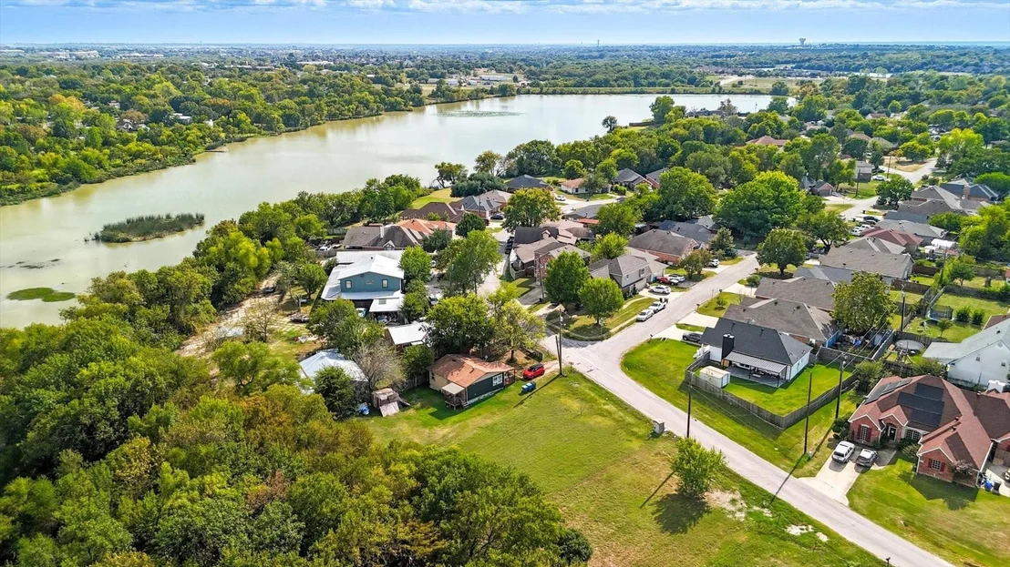 Photo of 869 Lakeside Drive