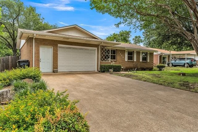 Photo of 1325 Royal Oaks Drive