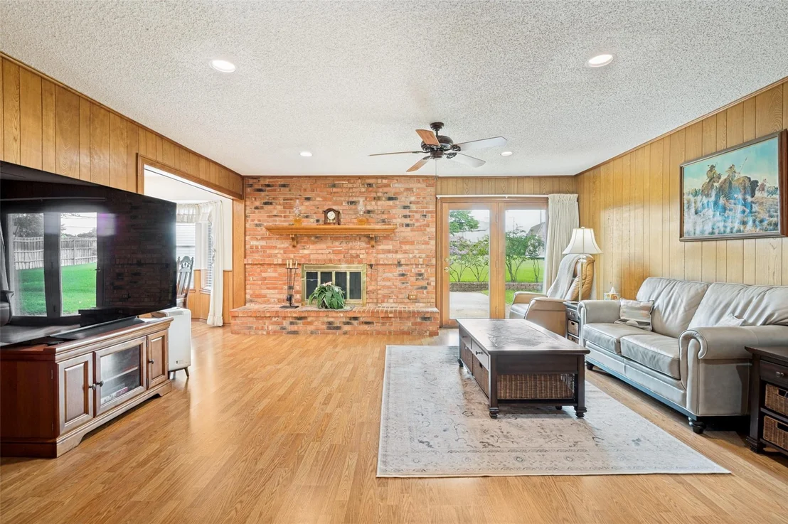 Photo of 607 N Parkridge Drive