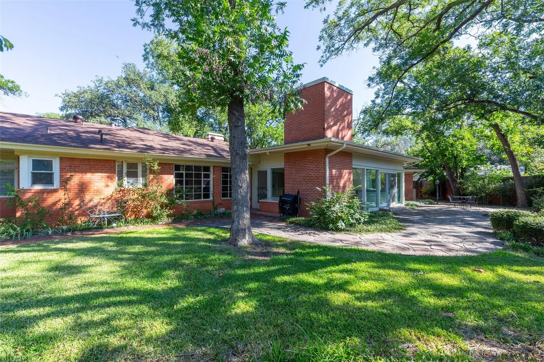 Photo of 3765 Woodridge Drive