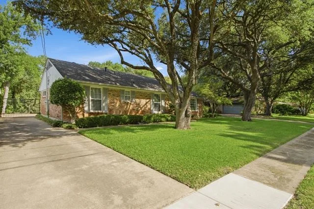 Photo of 939 Blue Lake Circle