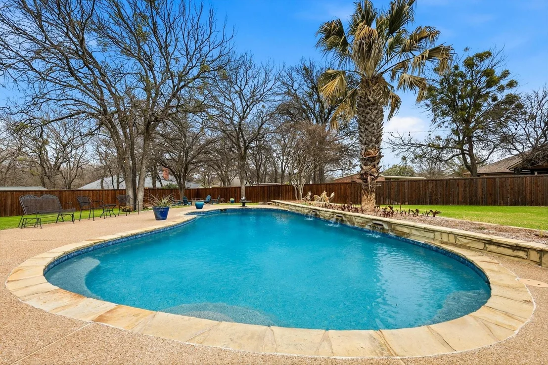 Photo of 312 Lakeside Oaks Circle
