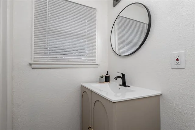 Photo of 2118 N Mockingbird Lane