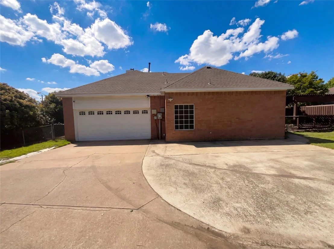 Photo of 2400 Creekview Drive