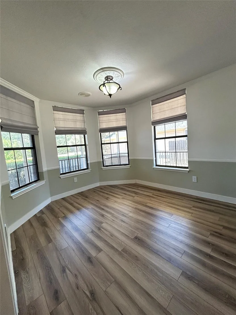 Photo of 602 N River Crest