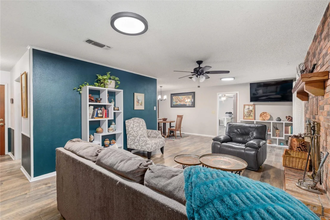 Photo of 205 longhorn dr