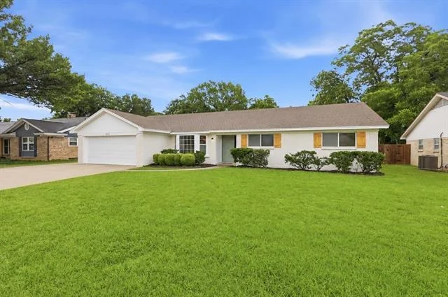 Photo of 2112 Stonegate Drive N