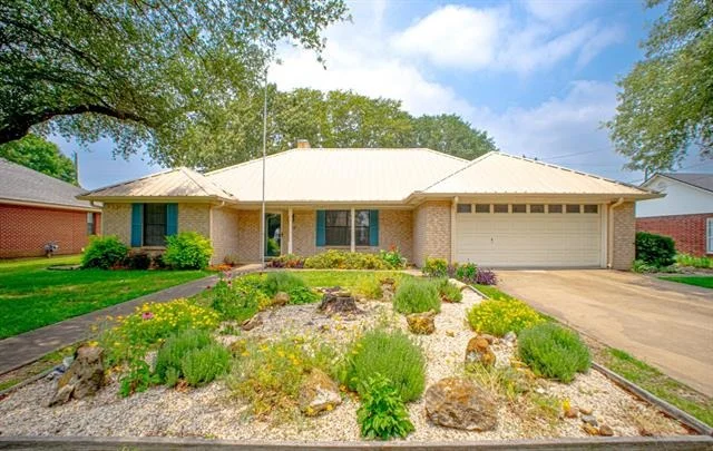 Photo of 812 Crestline Drive
