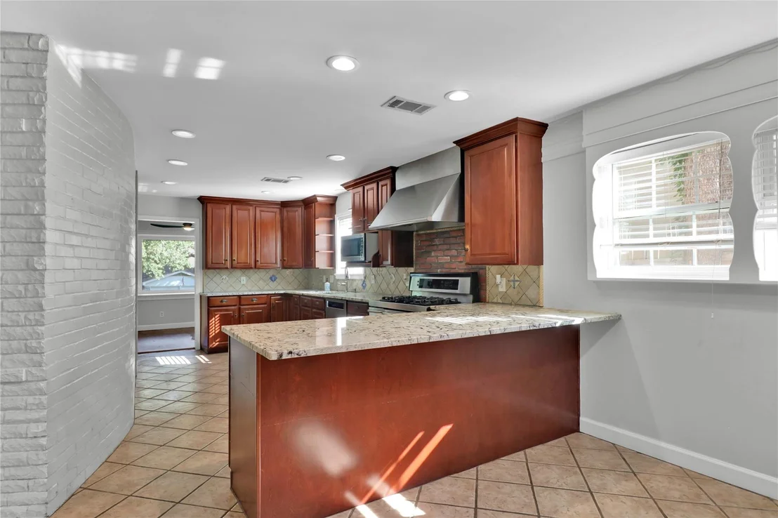 Photo of 2706 Oak Cliff Lane
