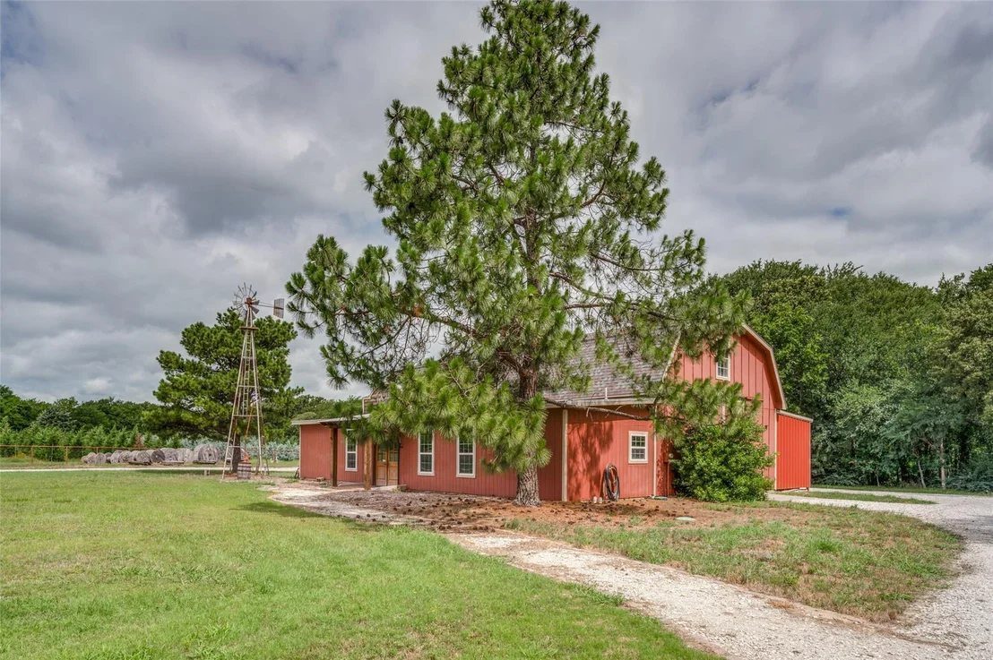 Photo of 1833 Dr Sanders Road