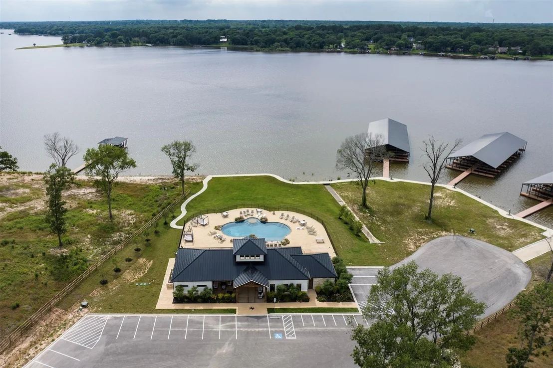 Photo of 7004 Lakeshore Way