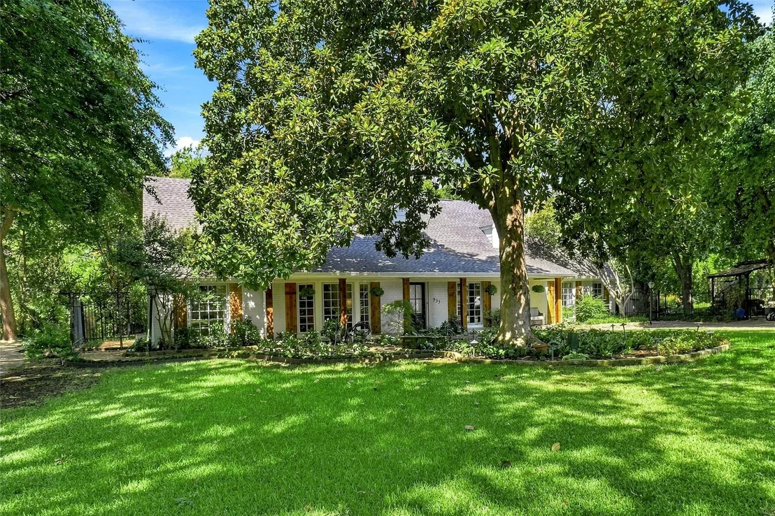 Photo of 933 Blue Lake Circle