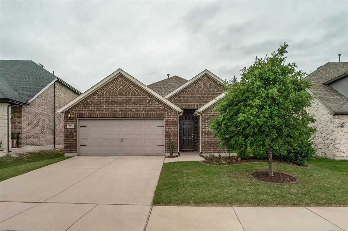Photo of 925 Royal Lane