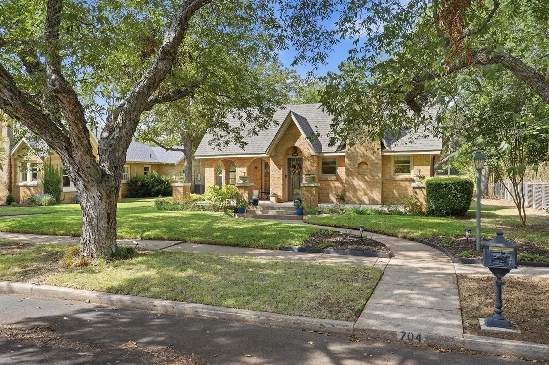 Photo of 704 Forrest Avenue