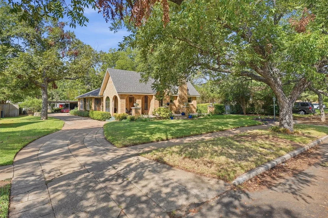 Photo of 704 Forrest Avenue