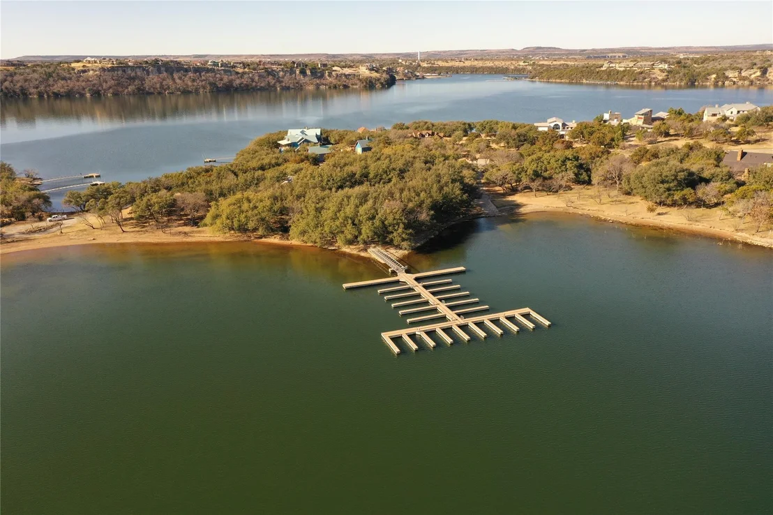 Photo of 1021 Lakeside Lane